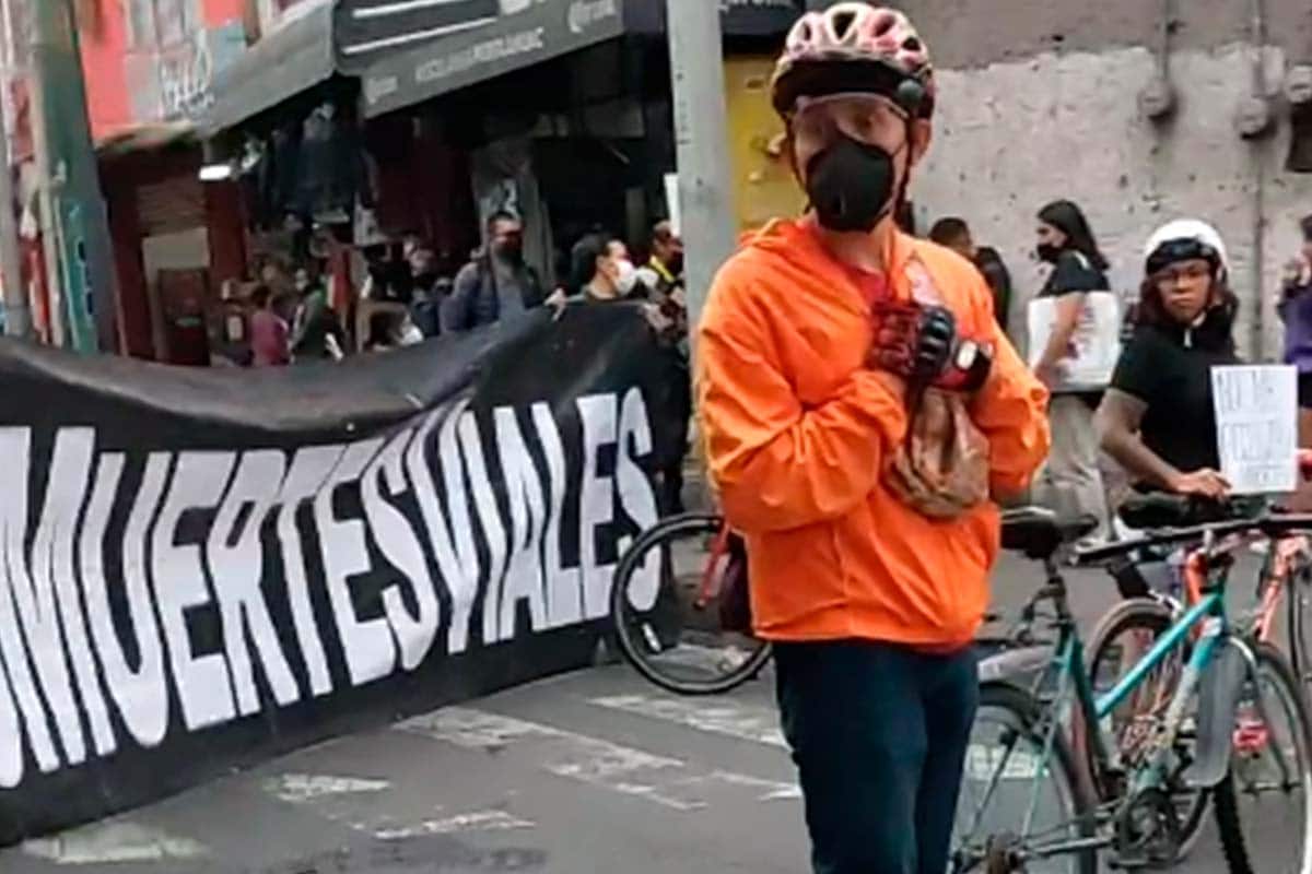 VIDEO. Ciclistas bloquean varios puntos de Avenida Tláhuac. Noticias en tiempo real