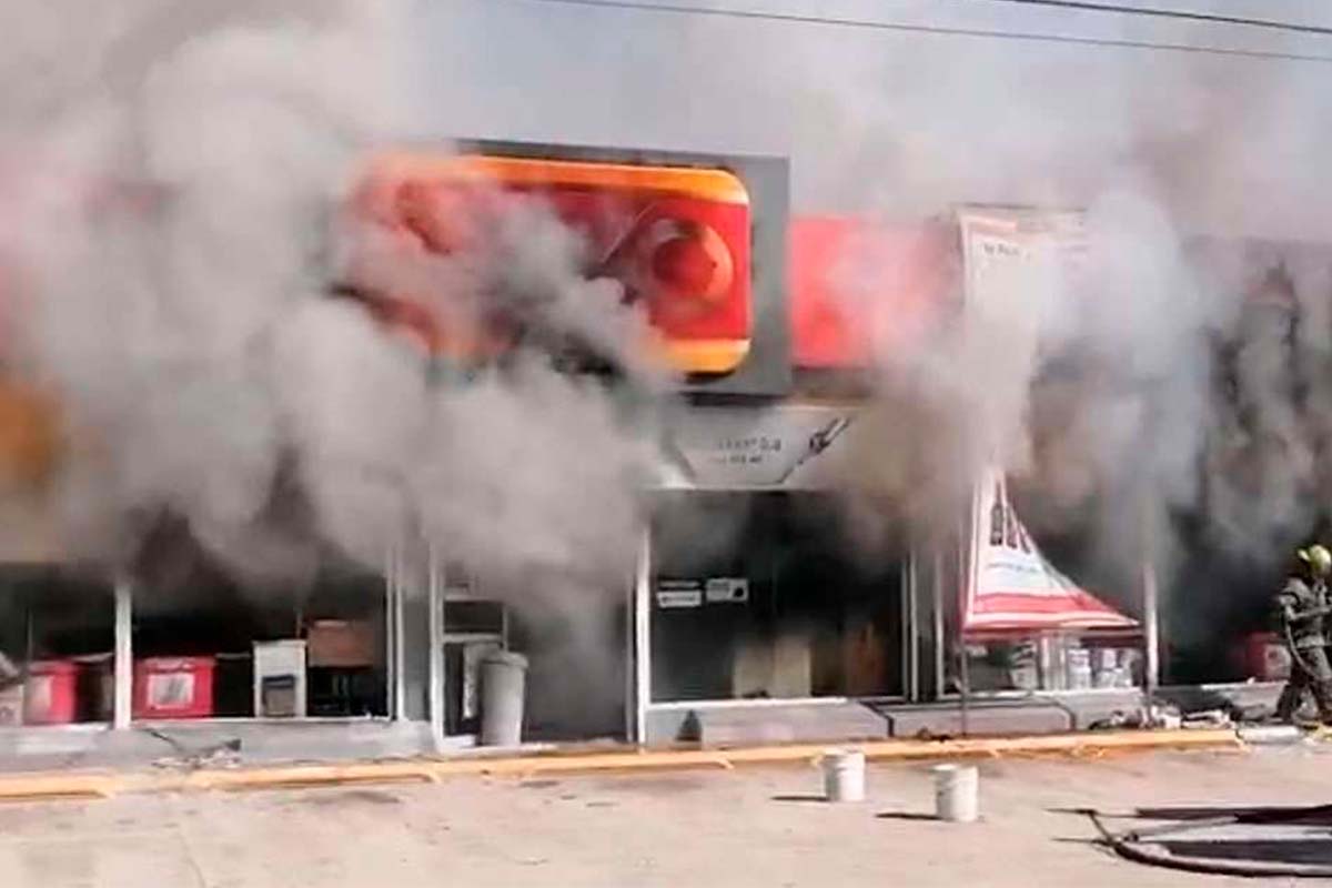 Incendios a Oxxo y 6 vehículos moviliza policía de Ciudad Juárez 