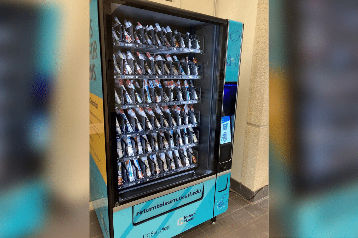 Foto: Twitter@Gorka_Orive | Trabajadores y estudiantes podrán recoger su kit de prueba en una de las 21 máquinas expendedoras instaladas en el campus