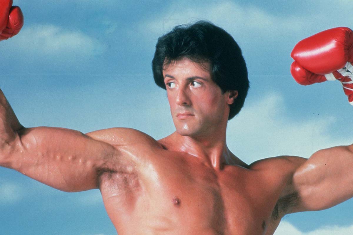 Alcalde imita a Rocky Balboa para inaugurar centro de lucha