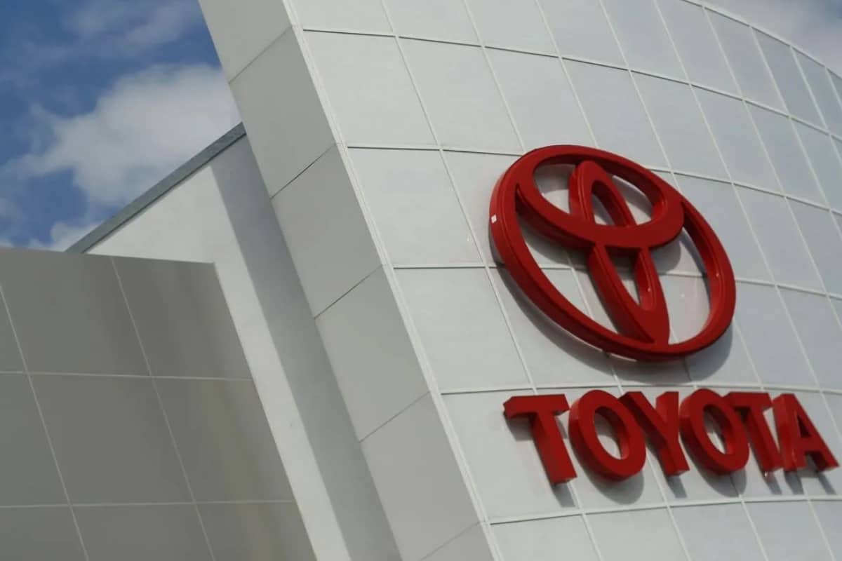 Toyota desbanca a GM como líder de ventas de automóviles en EU