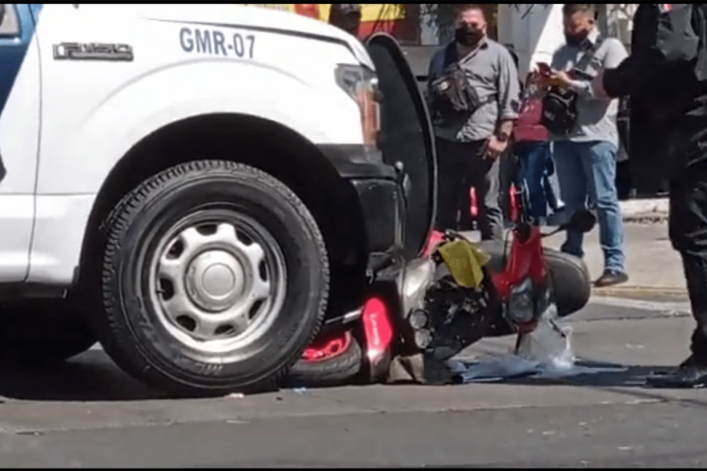 Foto: Captura de video | Ante el accidente vial, vecinos de Nezahualcóyotl rodearon la patrulla con número económico GMR-07.