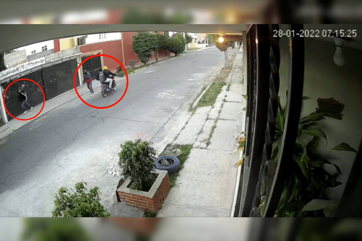 Foto: Captura de video | El joven comenzó a gritar para solicitar la ayuda de los vecinos luego de que cuatro asaltantes lo persiguieran en moto para asaltarlo