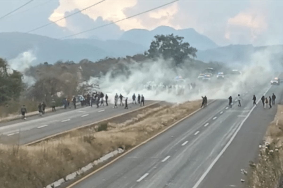 Foto: Captura de video | Granaderos de la SSP hicieron uso de la fuerza pública para replegar a normalistas en la carretera Morelia-Pátzcuaro
