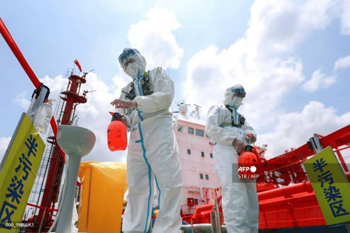 Foto: STR / AFP | China ordena sistemáticamente a sus trabajadores desinfectar los correos provenientes del extranjero por un posible riesgo de covid.