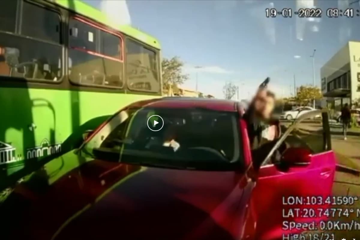 Foto: captura | El conductor descendió del auto para amenazar al chofer con un arma.
