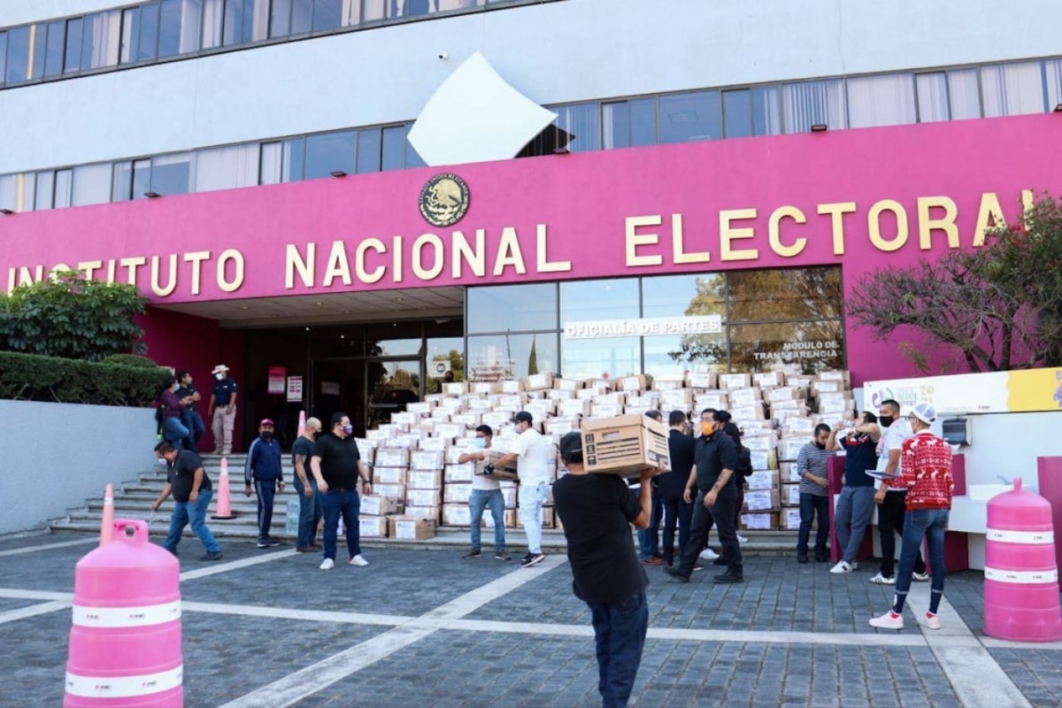 Foto: Archivo. El INE informó que recibió casi 18 mil firmas de difuntos a favor de la revocación de mandato.