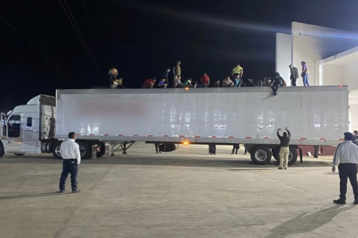 Foto: especial | Los migrantes detenidos viajaban hacinados en la caja de un camión.