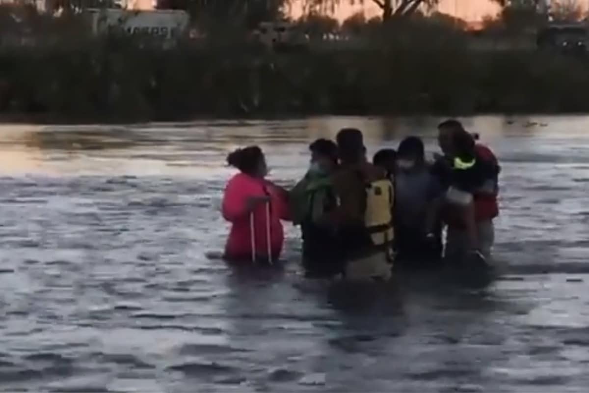 Foto: captura | El grupo de migrantes intentaba cruzar a Estados Unidos cuando quedó atrapado en la corriente del río.