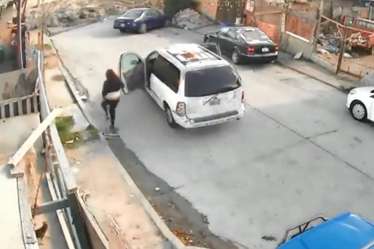Video: Mujer falla al estacionar camioneta; termina volcada en un canal. Noticias en tiempo real