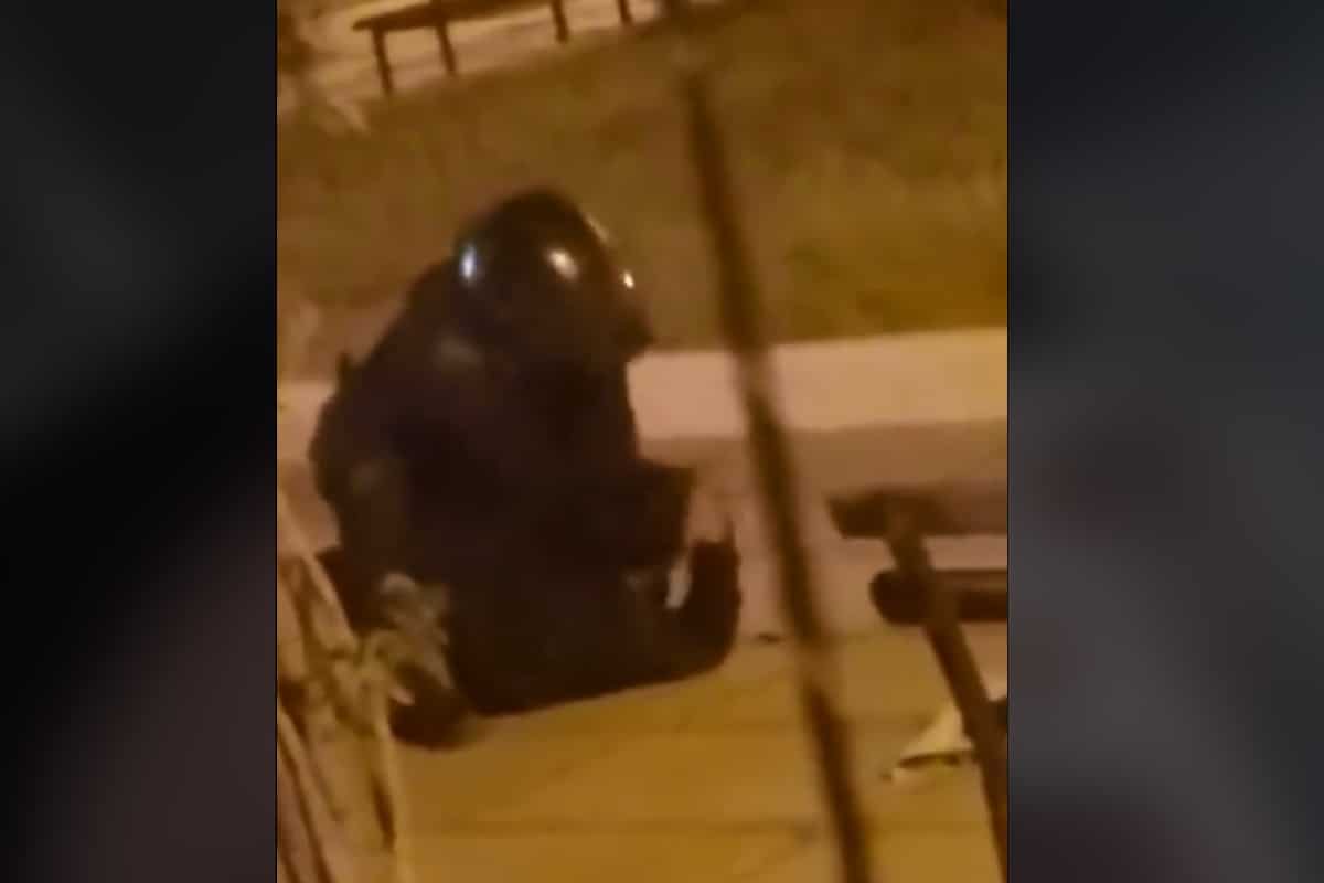Foto: captura | El abuso policial de dos uniformados quedó registrado en video.