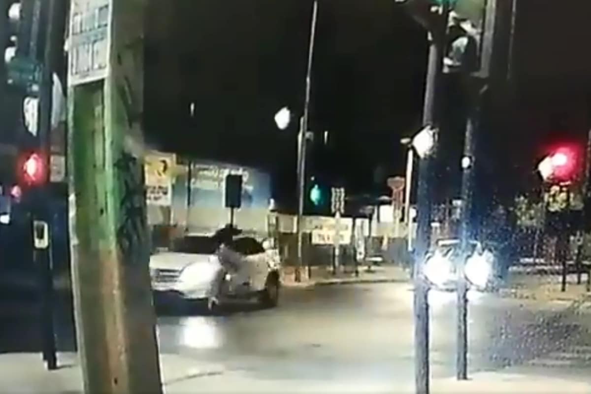 Foto: captura | La maniobra de la mujer frente al asalto quedó registrada en video.