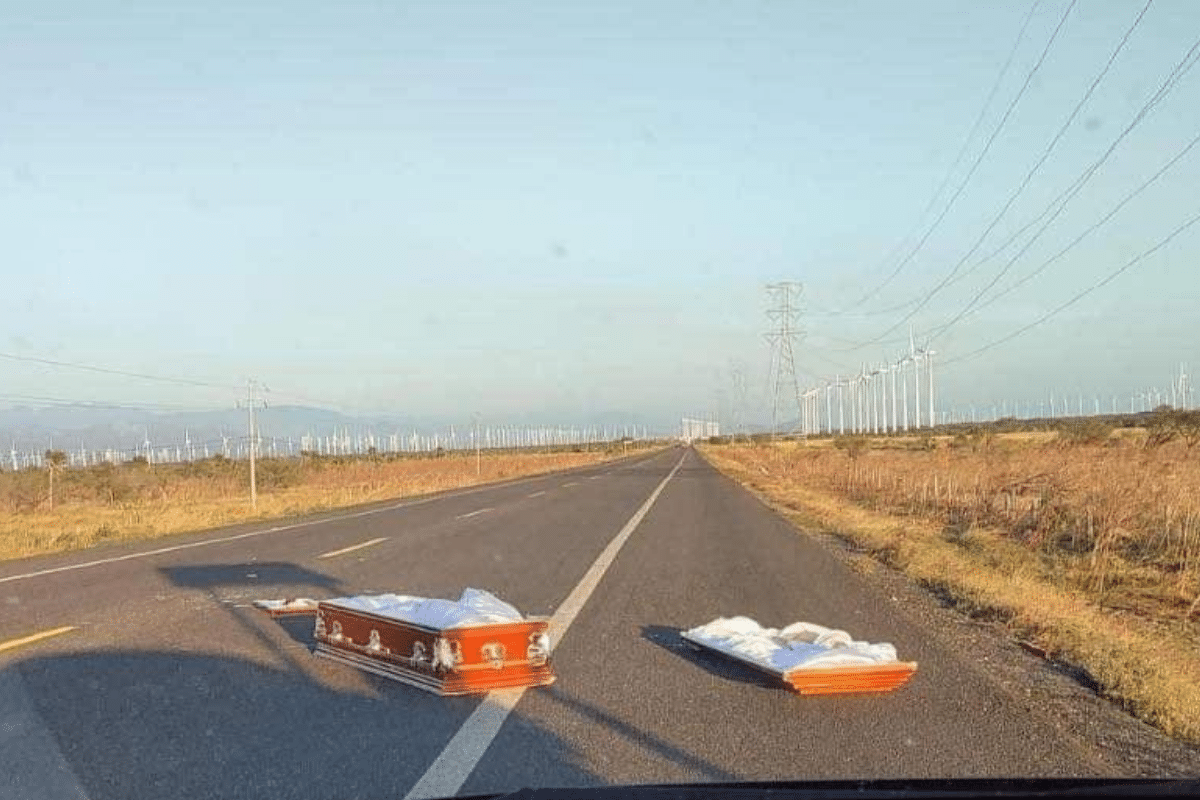 Foto: Redes | Un féretro abierto sin ningún cuerpo en su interior apareció a mitad de una carretera de Oaxaca