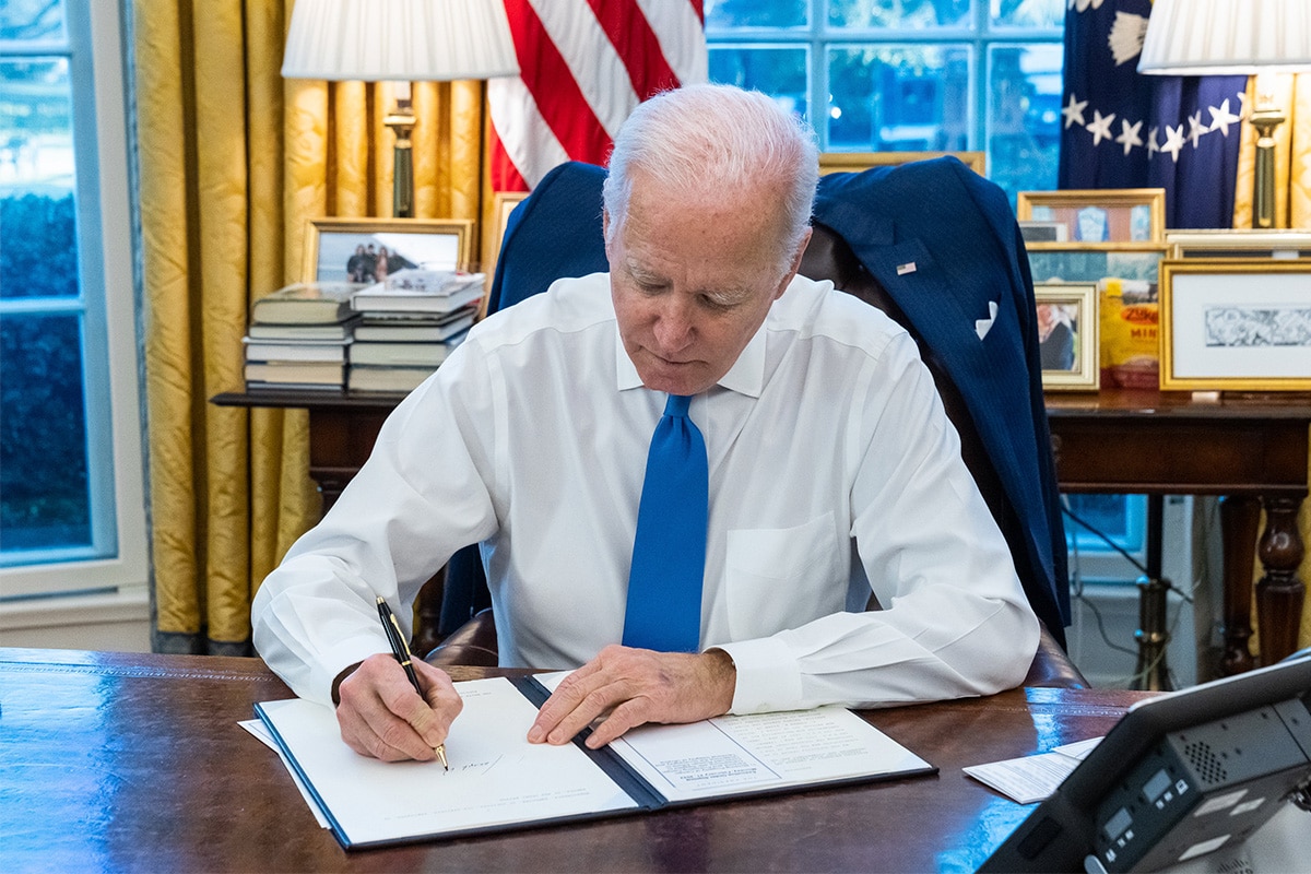 Biden firma orden ejecutiva para que Rusia no se beneficie de “violaciones del derecho internacional”