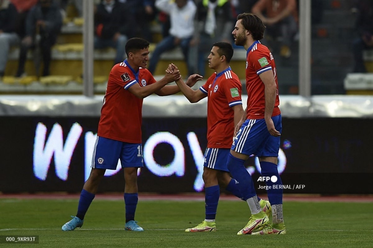 Chile gana 3-2 a Bolivia y sueña con clasificar al Mundial