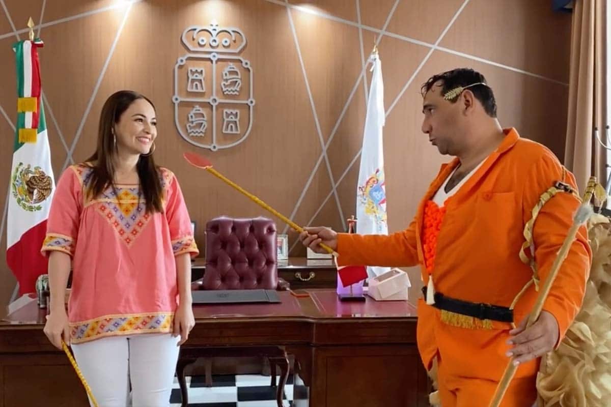Alcaldesa de Campeche recibe a "Cupido" en su oficina y lo exhibe en redes