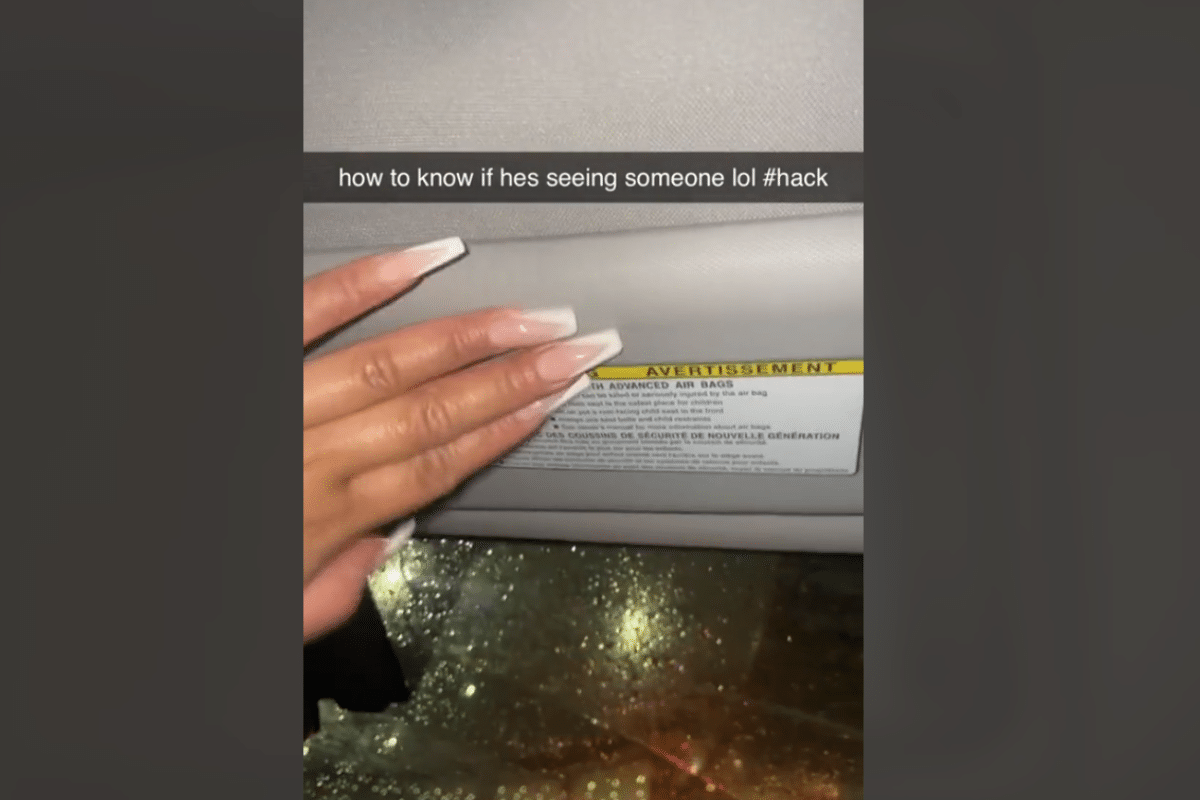 Foto: Tiktok / @aurielouisse | Tiktoker revela truco con el espejo del coche para descubrir infidelidades