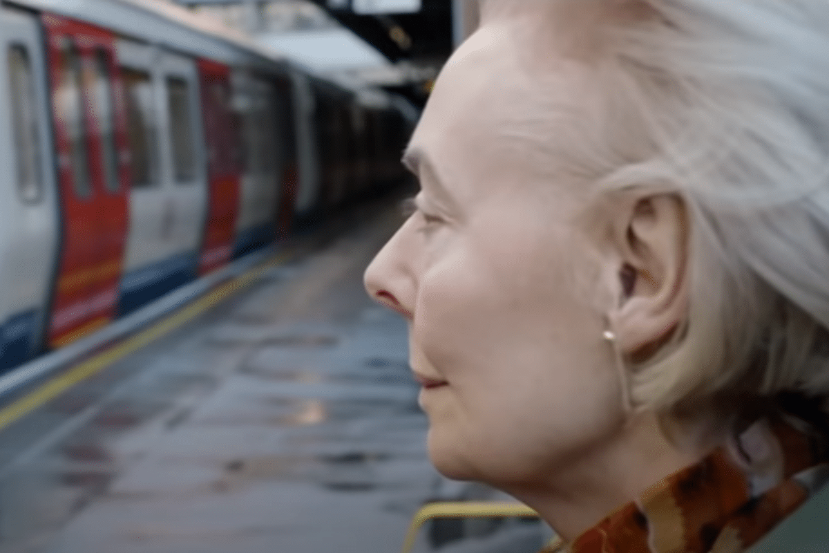 Foto: Youtube / @Luke Flanagan | Todos los días esta mujer va a la estación del tren a escuchar la voz de su difunto esposo