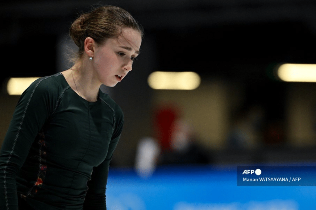 Foto: AFP | Compitiendo por… nada, patinadora rusa Kamila Valieva no tendrá medallas tras un doping positivo
