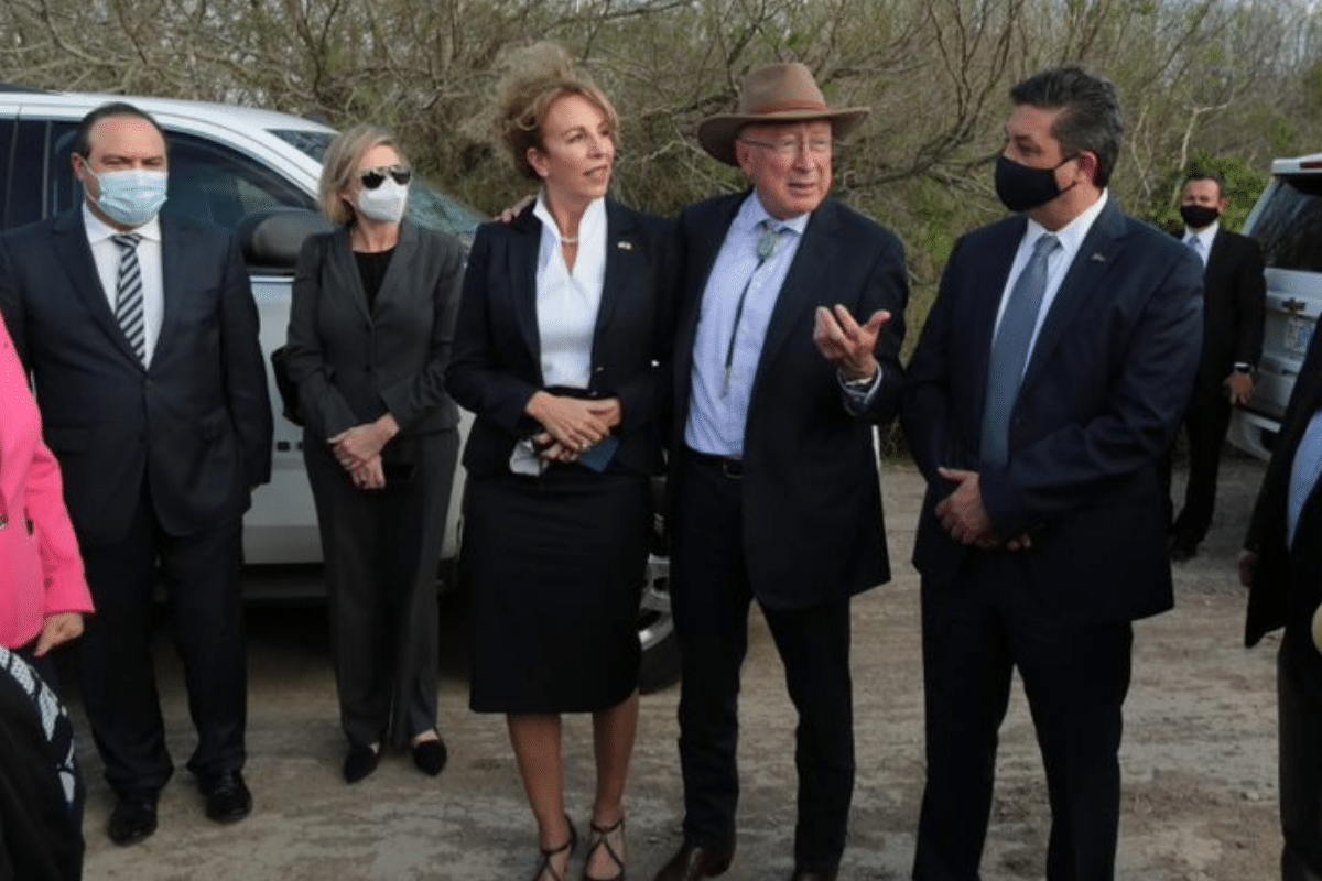 Foto: Especial | Gobernador de Tamaulipas acompaña al embajador Ken Salazar a recorrido donde se proyecta un parque binacional en Brownsville.