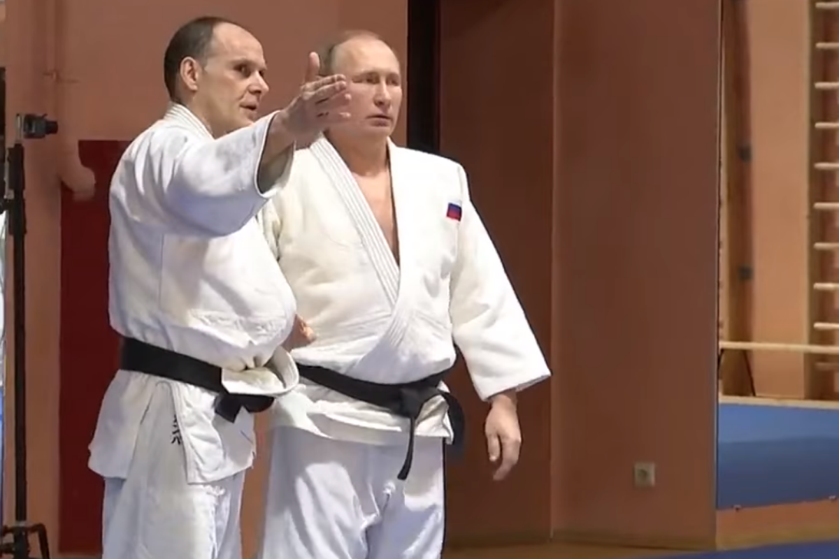 Foto: Youtube/ @RT en Español | El cinturón negro honorífico es retirado a Vladimir Putin por World Taekwondo