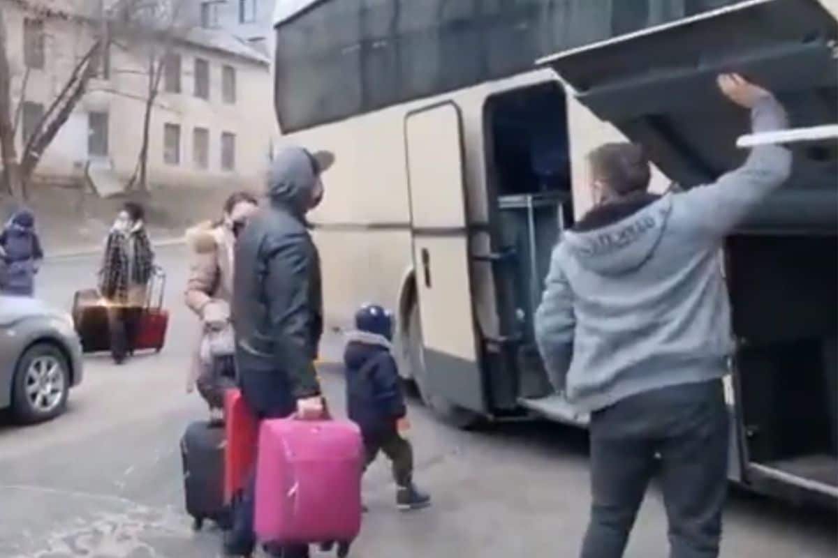 Foto: Captura de pantalla | Trasladan a familias mexicanas de Kiev a sur de Ucrania