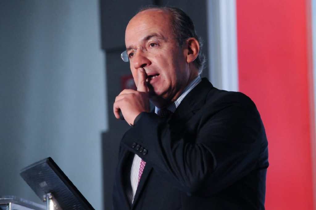 AMLO indicó que no tiene información sobre alguna "denuncia especial" en contra de Felipe Calderón en la FGR.