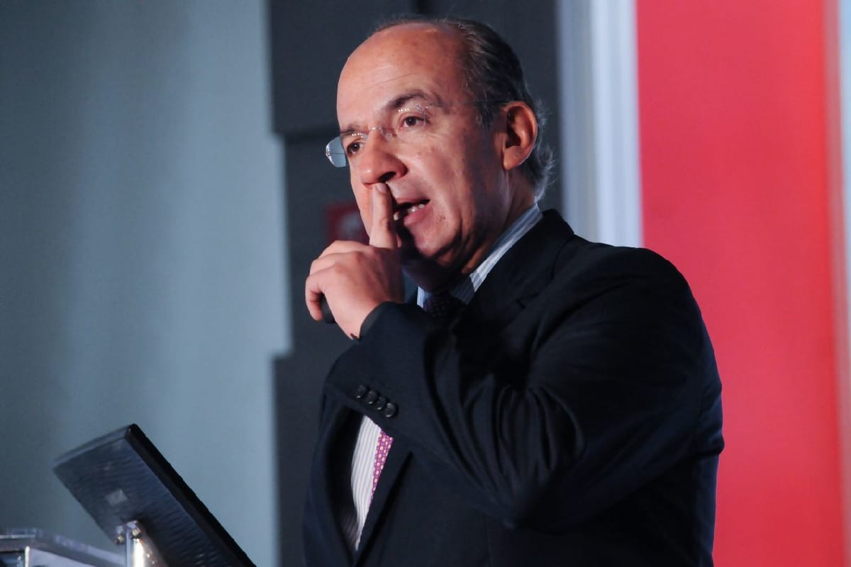 AMLO indicó que no tiene información sobre alguna "denuncia especial" en contra de Felipe Calderón en la FGR.