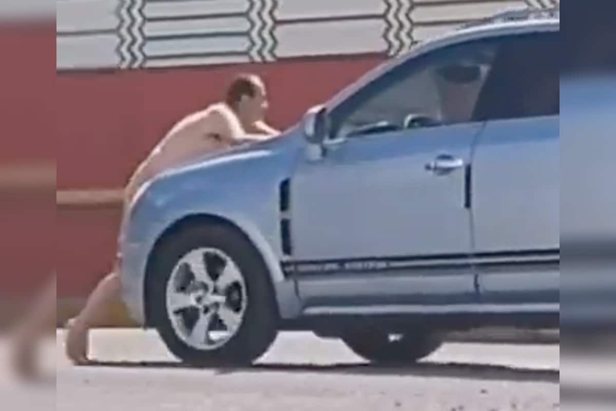 En “pelotas”, hombre se trepa en auto a las afueras de un motel