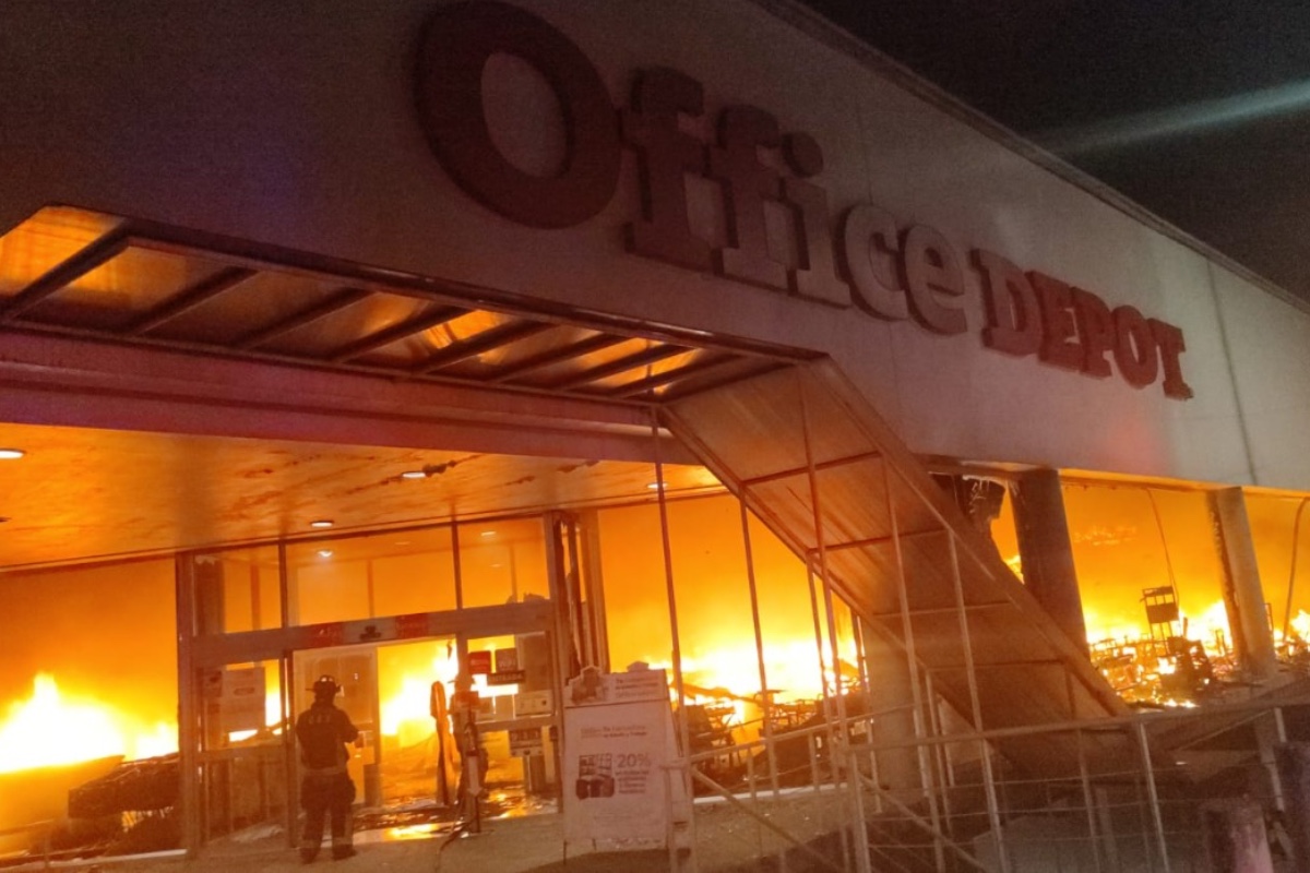 Se registra incendio en establecimiento comercial de Álvaro Obregón