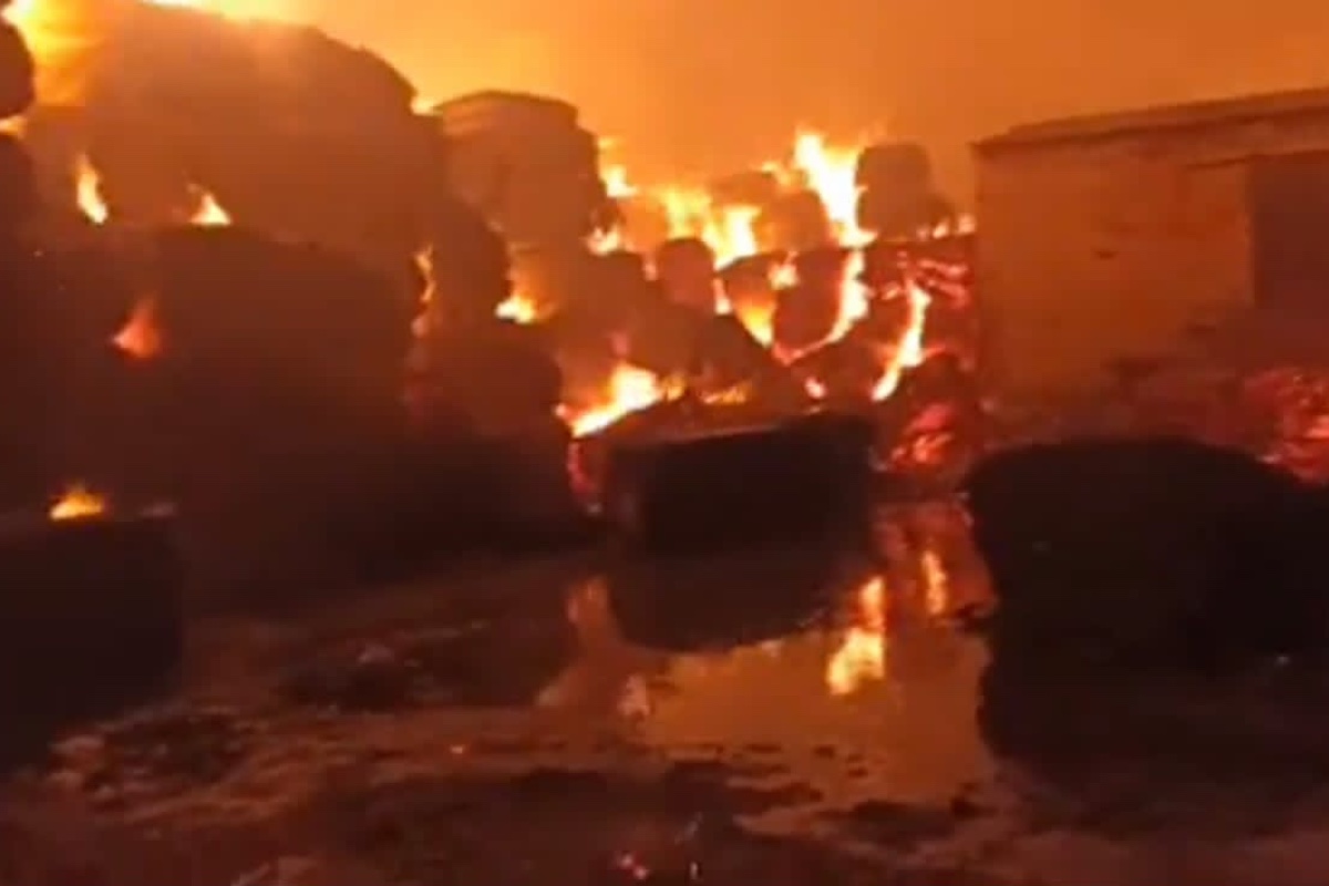 Fuerte incendio en bodega de Chalco