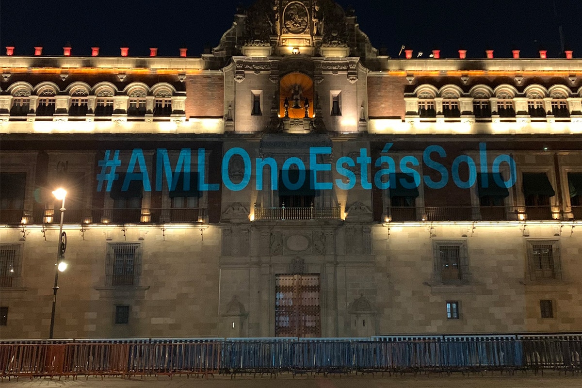 Proyectan en Palacio Nacional mensaje en apoyo de AMLO 