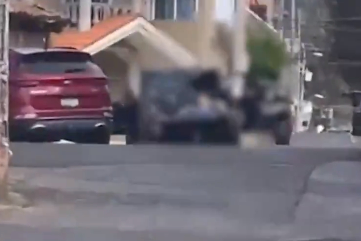Video registra el momento en que cargan cuerpos tras el ataque en San José de Gracia, Michoacán.
