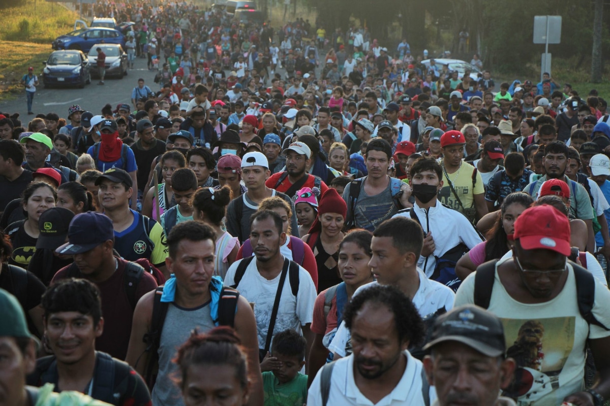 El grupo de migrantes marchó en protesta contra los retenes para determinar su situación legal.