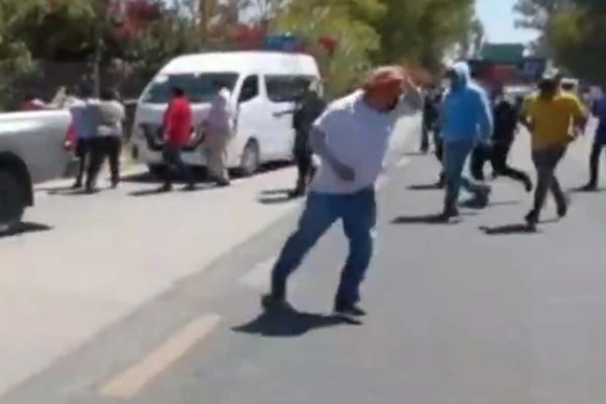 Normalistas de Oaxaca fueron desalojados del bloqueo que montaron en las inmediaciones de San Pablo Etla.