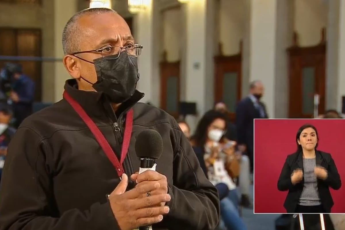 El periodista Rodolfo Montes protestó este miércoles durante la conferencia de AMLO.