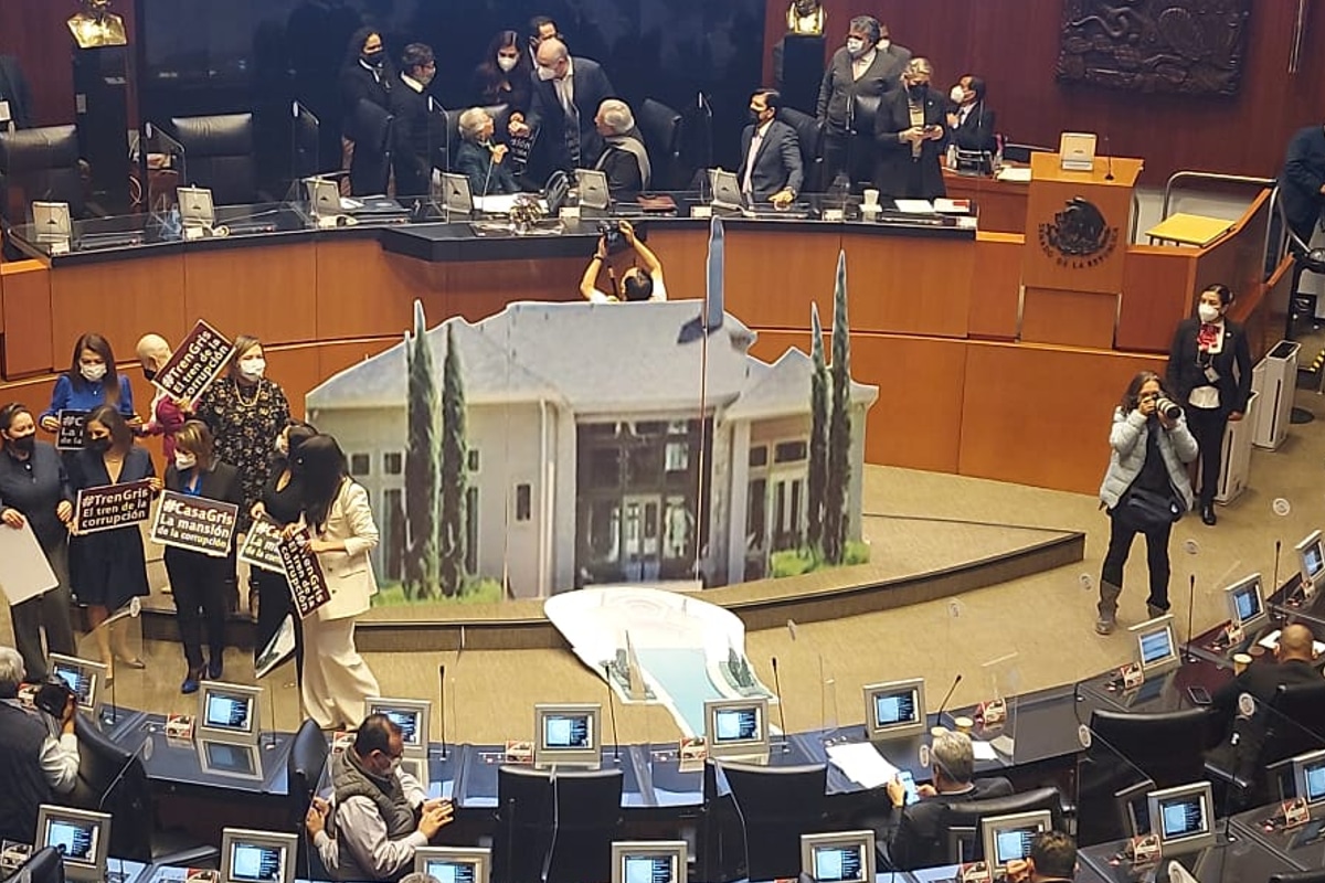Panistas montaron una "Casa Gris" en el pleno del Senado.