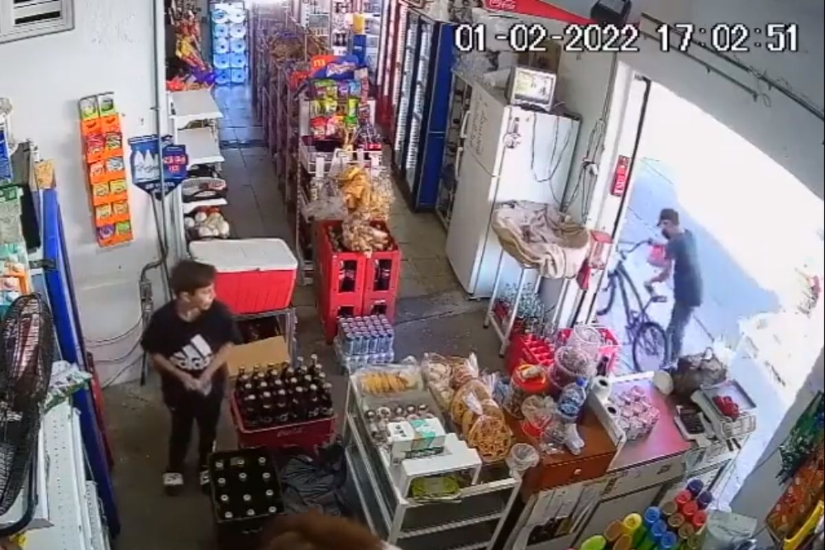 Foto: Captura de pantalla | Twitter/@INSEGURIDAD_GDL | La cámara del local capta el momento del robo y el niño se da cuenta del robo.