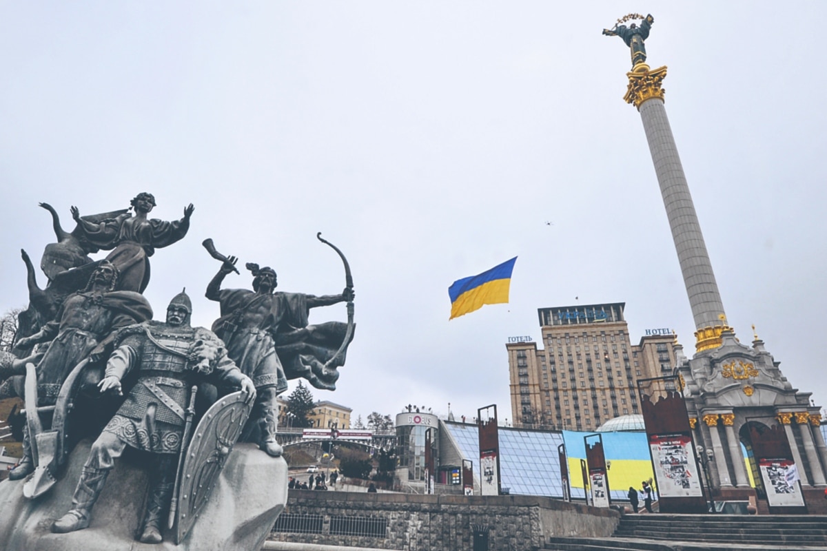 El Parlamento de Ucrania aprobó el estado de emergencia ante la inminente invasión de Rusia.