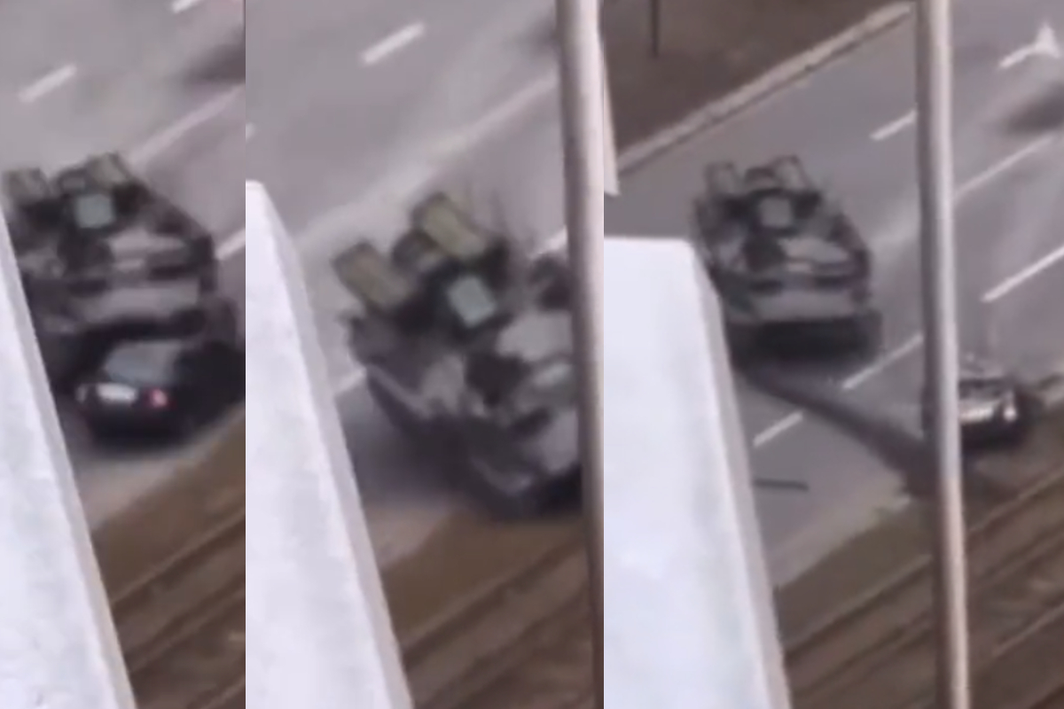 En el clip se observa el momento en el que el tanque aplasta al auto.