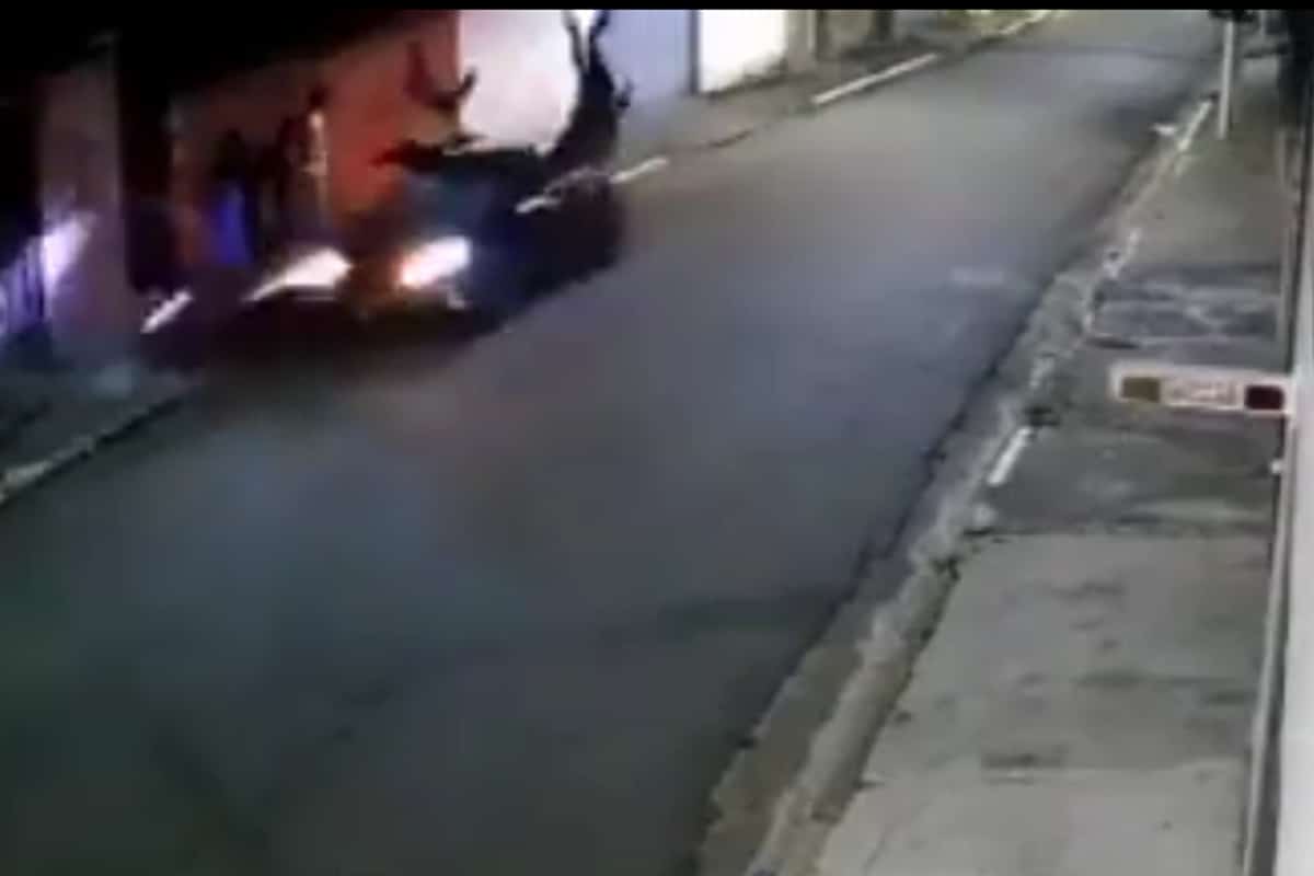 Un conductor que circulaba por la zona impactó su vehículo contra la moto de los ladrones.
