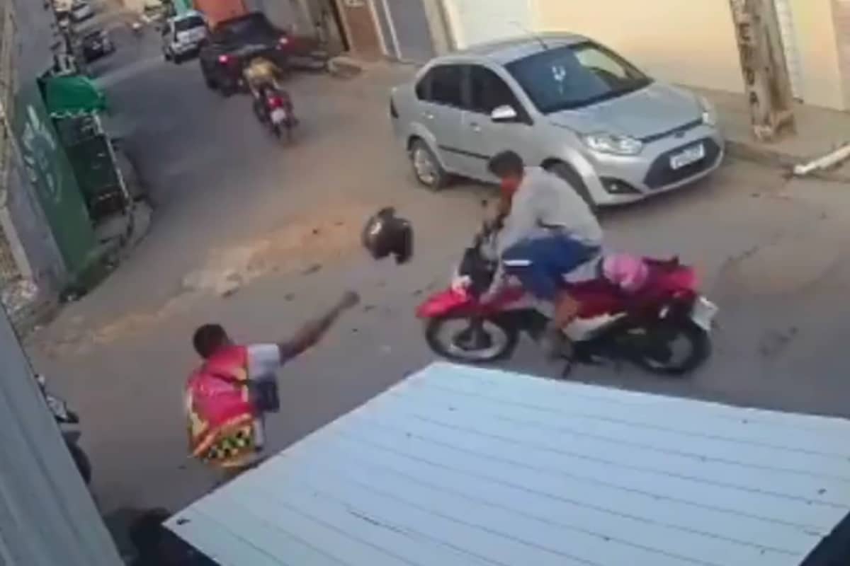 El hombre frustró el robo de la moto golpeando al ladrón con un casco.