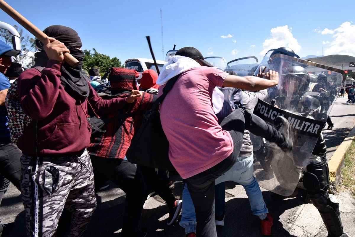 El Presidente llamó a los normalistas de Ayotzinapa a no caer en la violencia.