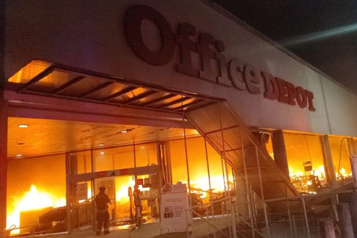 Abren investigación por incendio de Office Depot en Álvaro Obregón - 24  Horas