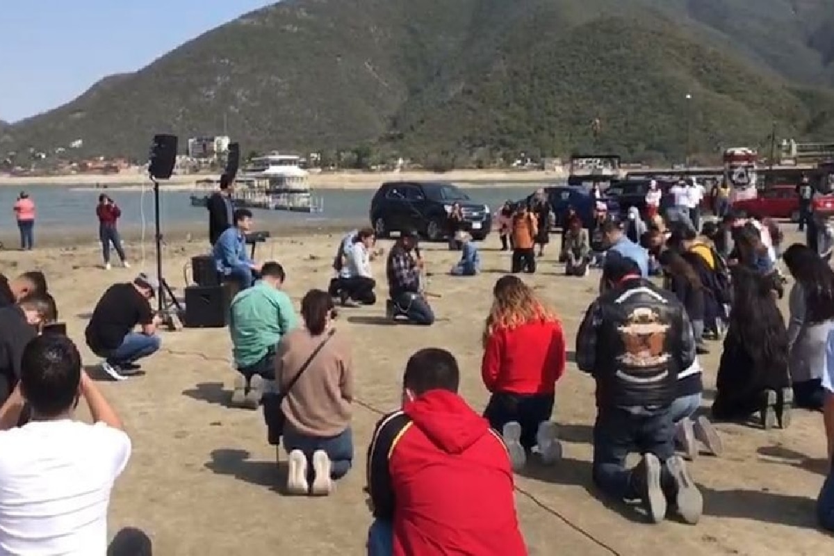 El grupo religioso se reunió para rezar ante la escasez de agua en Nuevo León.