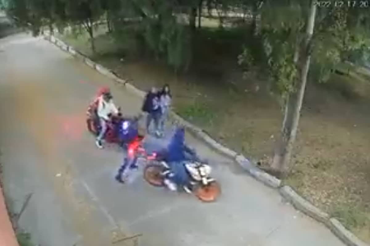 El asalto quedó registrado en video por una cámara de seguridad.
