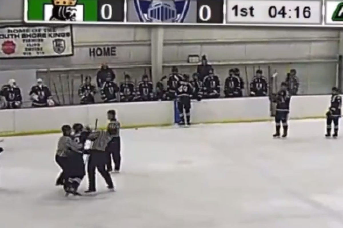La agresión quedó registrada en video durante un partido de hockey en EU.