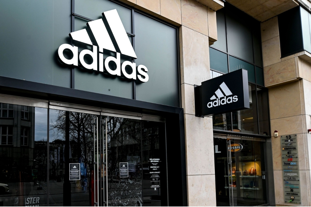 Haz un esfuerzo polla préstamo Adidas suspende operaciones en Rusia con el cierre de sus tiendas físicas y  online