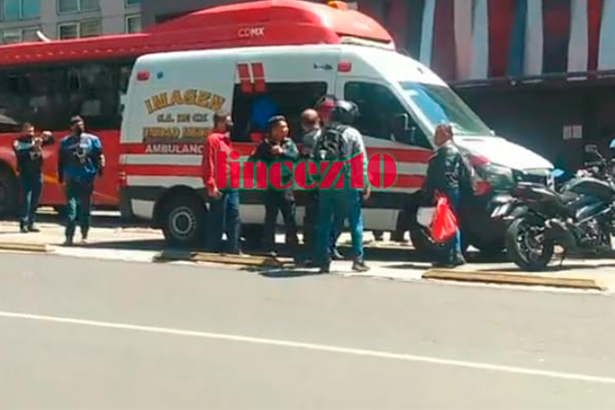 Ambulancia patito atropella a policía en la Cuauhtémoc