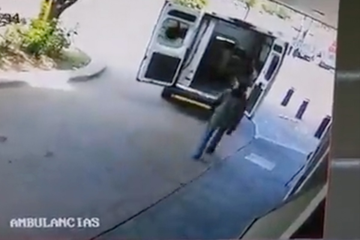 VIDEO. Sujeto roba ambulancia, mientras paramédicos atienden a paciente